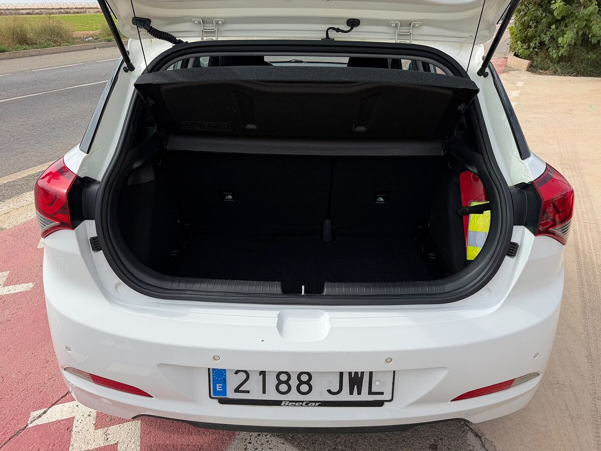 HYUNDAI I20 ACTIVE 1.2 PETROL SPANISH LHD IN SPAIN ONLY 21000 MILES SUPERB 2017